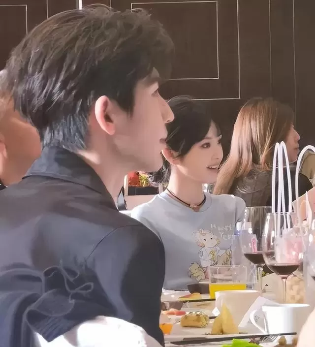 《逐玉》北京庆功宴举行，张凌赫哽咽致谢，田曦薇站C位 细节速览