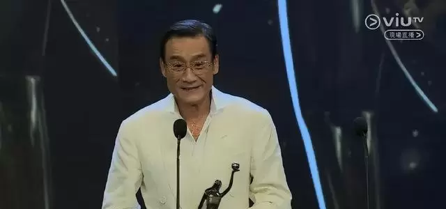 廖子妤凭《像我这样的爱情》获第44届香港金像奖最佳女主角 现场图