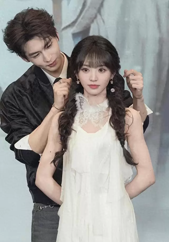 《逐玉》北京庆功宴举行，张凌赫哽咽致谢，田曦薇站C位 现场图