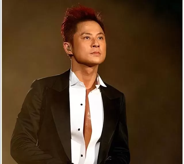 蔡一杰红馆演唱会自曝脑癌扩散，开颅手术伤口长达50厘米 细节速览