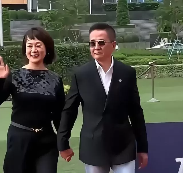 飞天奖红毯成时代切片：斯琴高娃拄拐前行、张志坚紧握爱妻手，老戏骨以真实击穿流量逻辑 细节速览