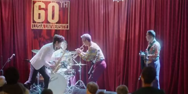 《蜜语纪》西餐厅爵士演出纪封即兴救场萨克斯独奏 现场图