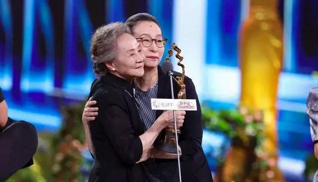 第十六届北影节圆满落幕：于和伟封帝、吴彦姝红毯踉跄成全网焦点 现场图