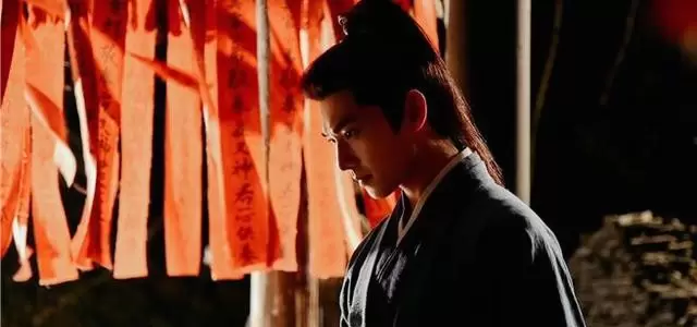 杨洋《雨霖铃》展昭造型全解析：雨中独战三十人实拍细节曝光，江湖与庙堂双重身份精准落地 现场图