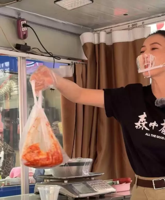 高圆圆沈阳亚明市场摆摊卖辣白菜复刻《森中有林》戏份 相关图片