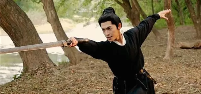 杨洋《雨霖铃》展昭造型全解析：雨中独战三十人实拍细节曝光，江湖与庙堂双重身份精准落地 相关图片