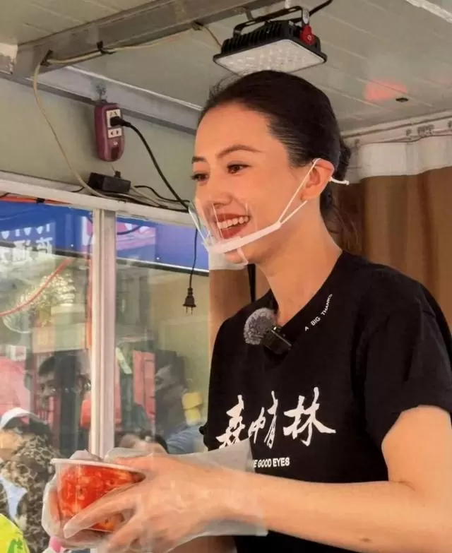 高圆圆沈阳亚明市场摆摊卖辣白菜复刻《森中有林》戏份 现场图